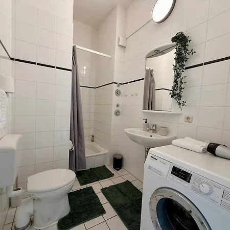 Berta - Zentrale - 2 Kuechenzeilen - Naehe Bahnhof Schwerin (Mecklenburg-Vorpommern)